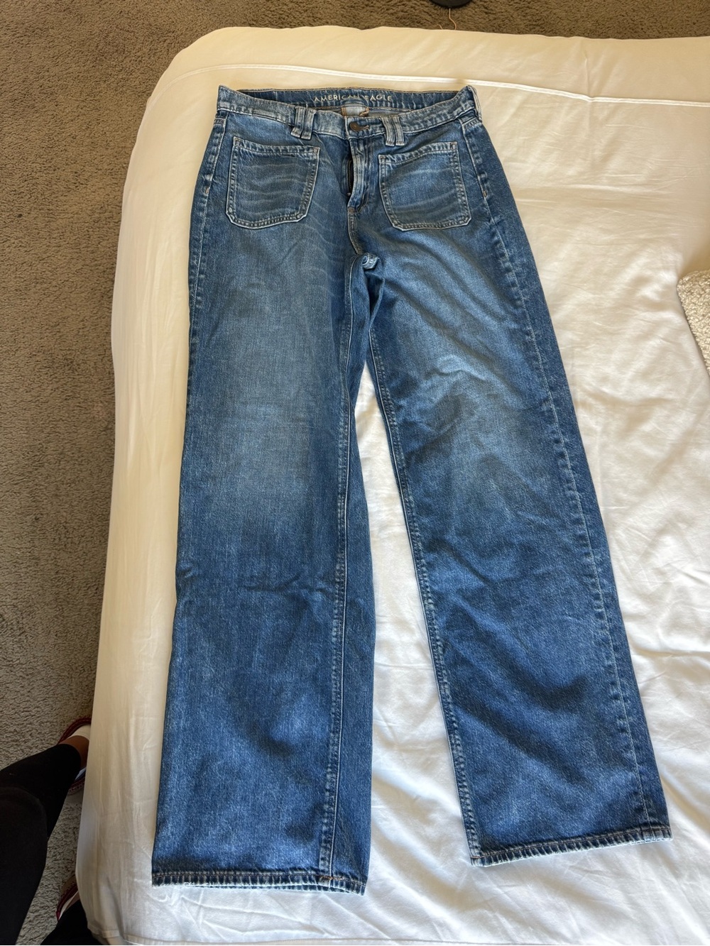 American Eagle Outfitters Straight Leg Jeans in Medium Blue Wash